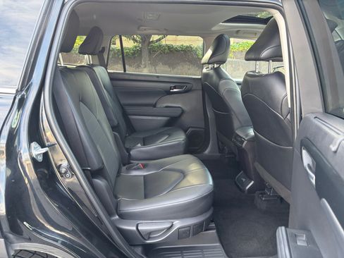 Used 2025 Toyota Highlander XLE AWD/4WD image 28