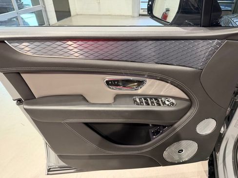 Used 2022 Bentley Bentayga AWD/4WD image 33