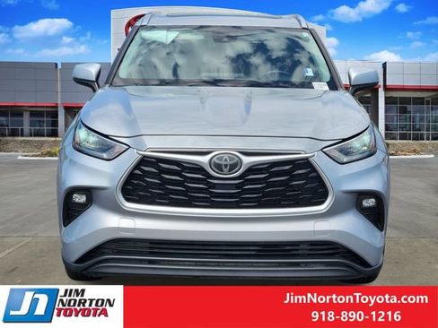 Used 2020 Toyota Highlander XLE FWD image 2