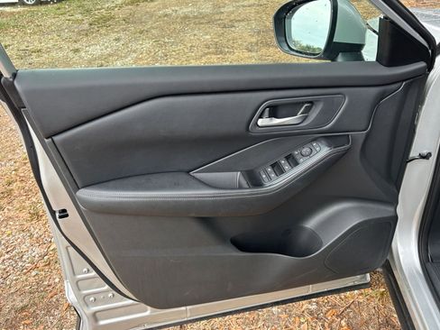 Used 2025 Nissan Rogue SV image 18