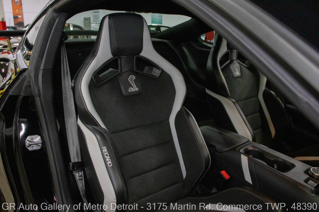 Used 2020 Ford Mustang Shelby GT500 w/ Carbon Fiber Track Pack RWD image 40