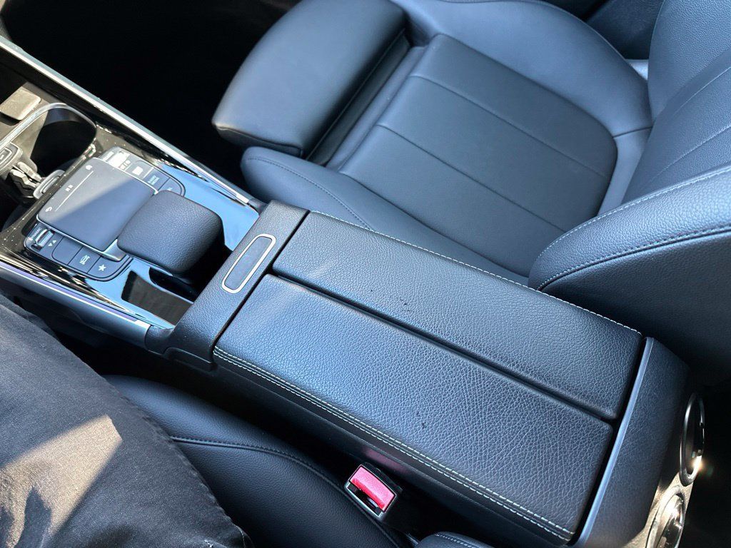 Used 2021 Mercedes-Benz GLB 250 4MATIC w/ Premium Package image 33