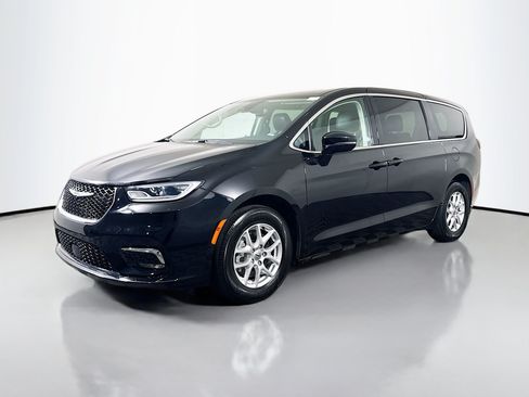 Used 2024 Chrysler Pacifica Touring-L FWD image 4