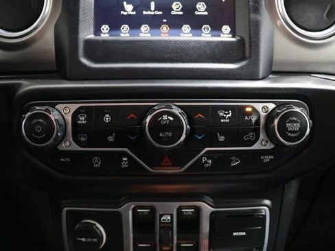 Used 2018 Jeep Wrangler Unlimited Sahara w/ Cold Weather Group image 29