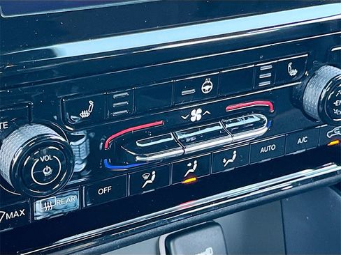 New 2025 Jeep Grand Cherokee L Altitude image 19