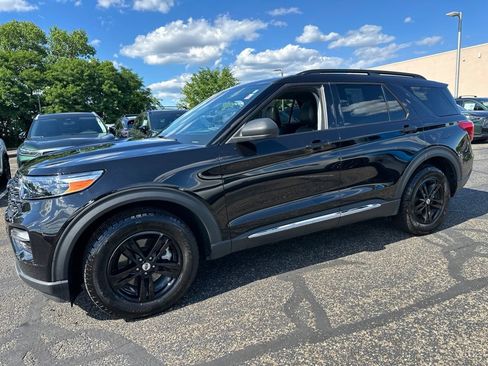 Used 2021 Ford Explorer XLT w/ Equipment Group 202A AWD/4WD image 9