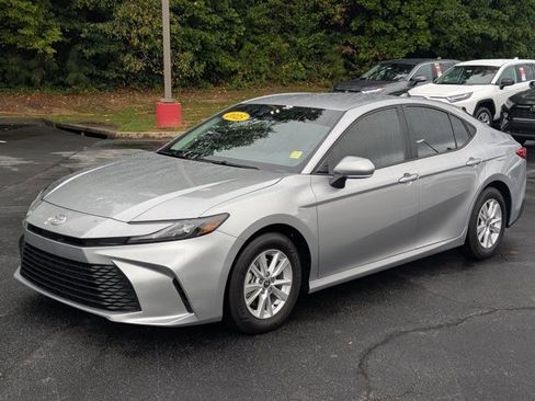 Used 2025 Toyota Camry LE image 3