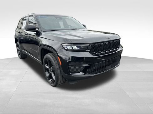 Used 2023 Jeep Grand Cherokee Altitude image 1