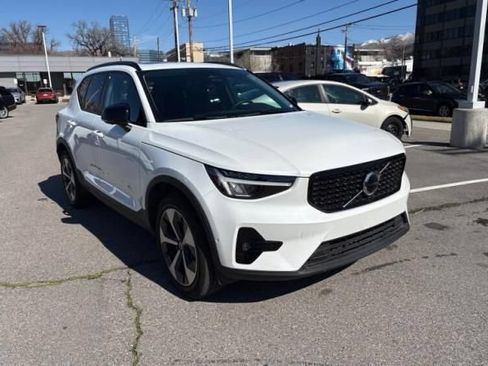 Used 2023 Volvo XC40 B5 Plus w/ Driver Assist Package AWD/4WD image 2
