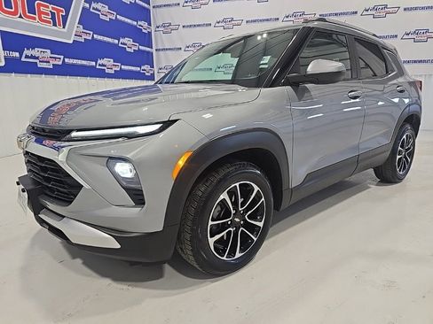 Used 2025 Chevrolet TrailBlazer LT image 3