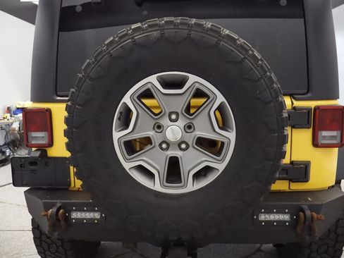 Used 2015 Jeep Wrangler Rubicon w/ Power Convenience Group AWD/4WD image 9