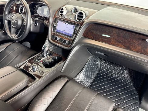 Used 2018 Bentley Bentayga image 28