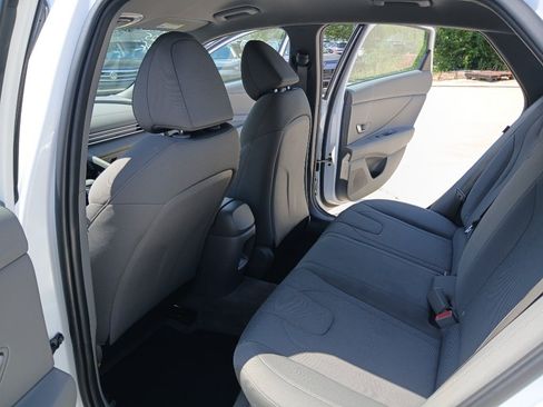 Used 2025 Hyundai Elantra SE FWD image 18