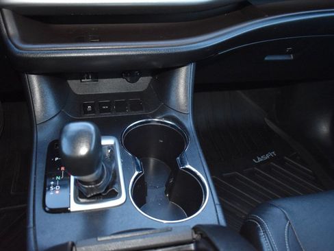 Used 2014 Toyota Highlander LE FWD image 40