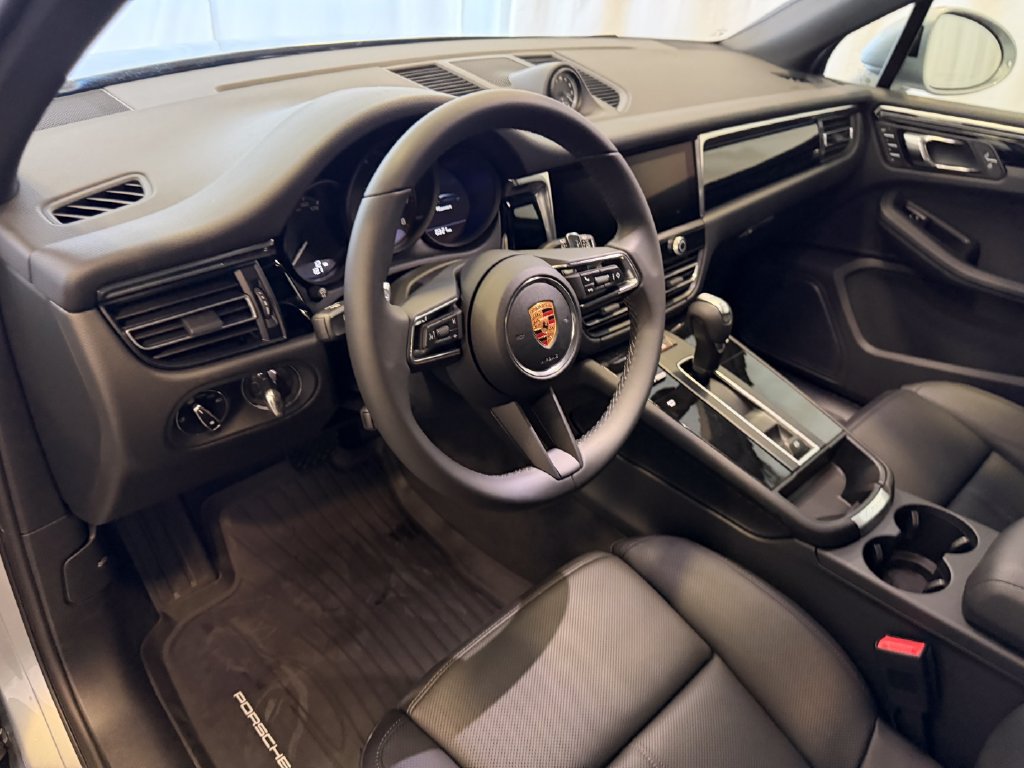 New 2026 Porsche Macan AWD/4WD image 4