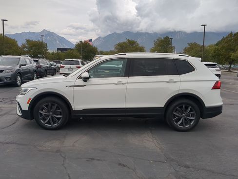 Used 2022 Volkswagen Tiguan SE w/ Panoramic Sunroof Package AWD/4WD image 9