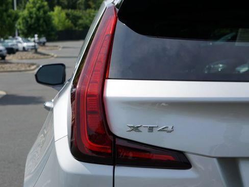 Used 2022 Cadillac XT4 Luxury w/ Cold Weather Package FWD image 17