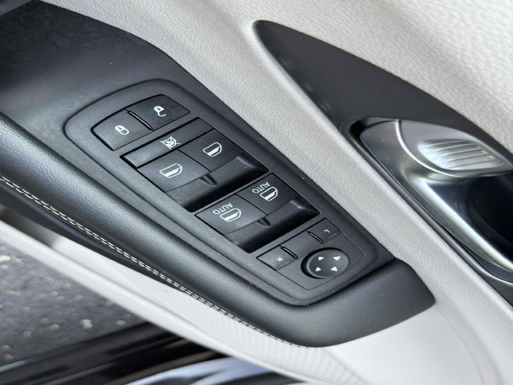 Used 2023 Chrysler Pacifica Touring-L FWD image 19