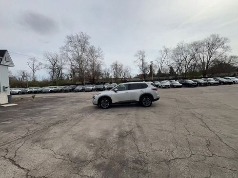 Used 2025 Nissan Rogue SV FWD image 12