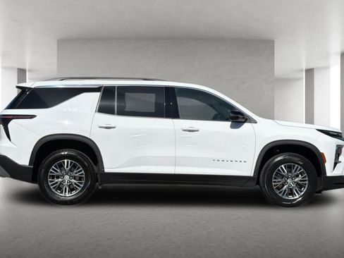 Used 2025 Chevrolet Traverse LT FWD image 3