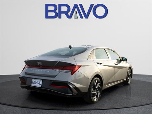 Used 2025 Hyundai Elantra SEL image 4