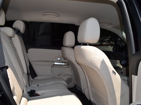 Used 2023 Mercedes-Benz GLB 250 image 34