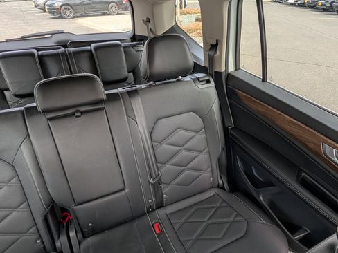 Used 2024 Volkswagen Atlas SE AWD/4WD image 17