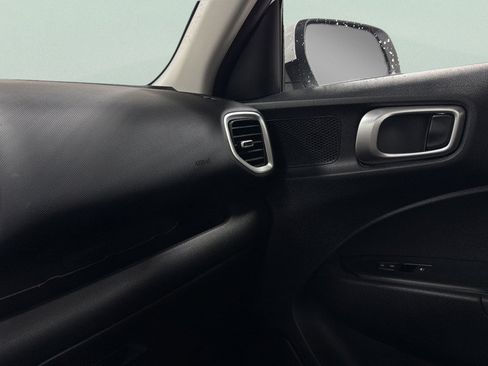 Used 2025 Hyundai Venue SEL FWD image 31
