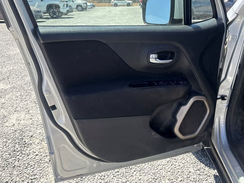 Used 2017 Jeep Renegade Latitude FWD image 15