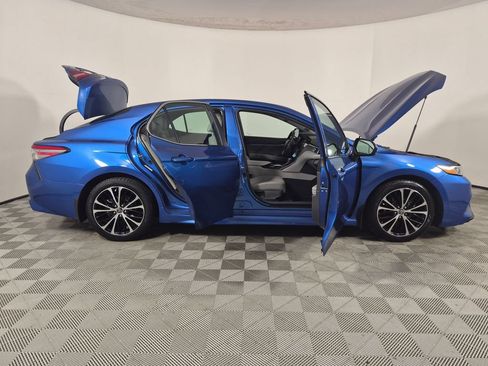 Used 2018 Toyota Camry SE FWD image 9