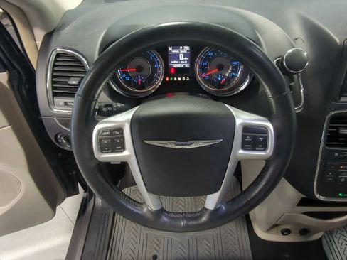 Used 2016 Chrysler Town & Country Touring w/ Driver Convenience Group FWD image 28
