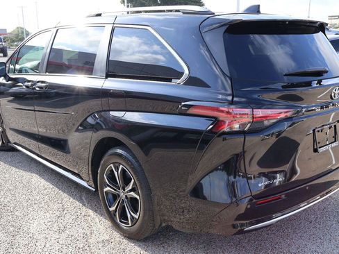 Used 2026 Toyota Sienna Platinum AWD/4WD image 5