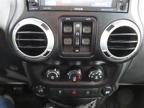 Used 2013 Jeep Wrangler Unlimited Rubicon w/ Connectivity Group AWD/4WD image 21