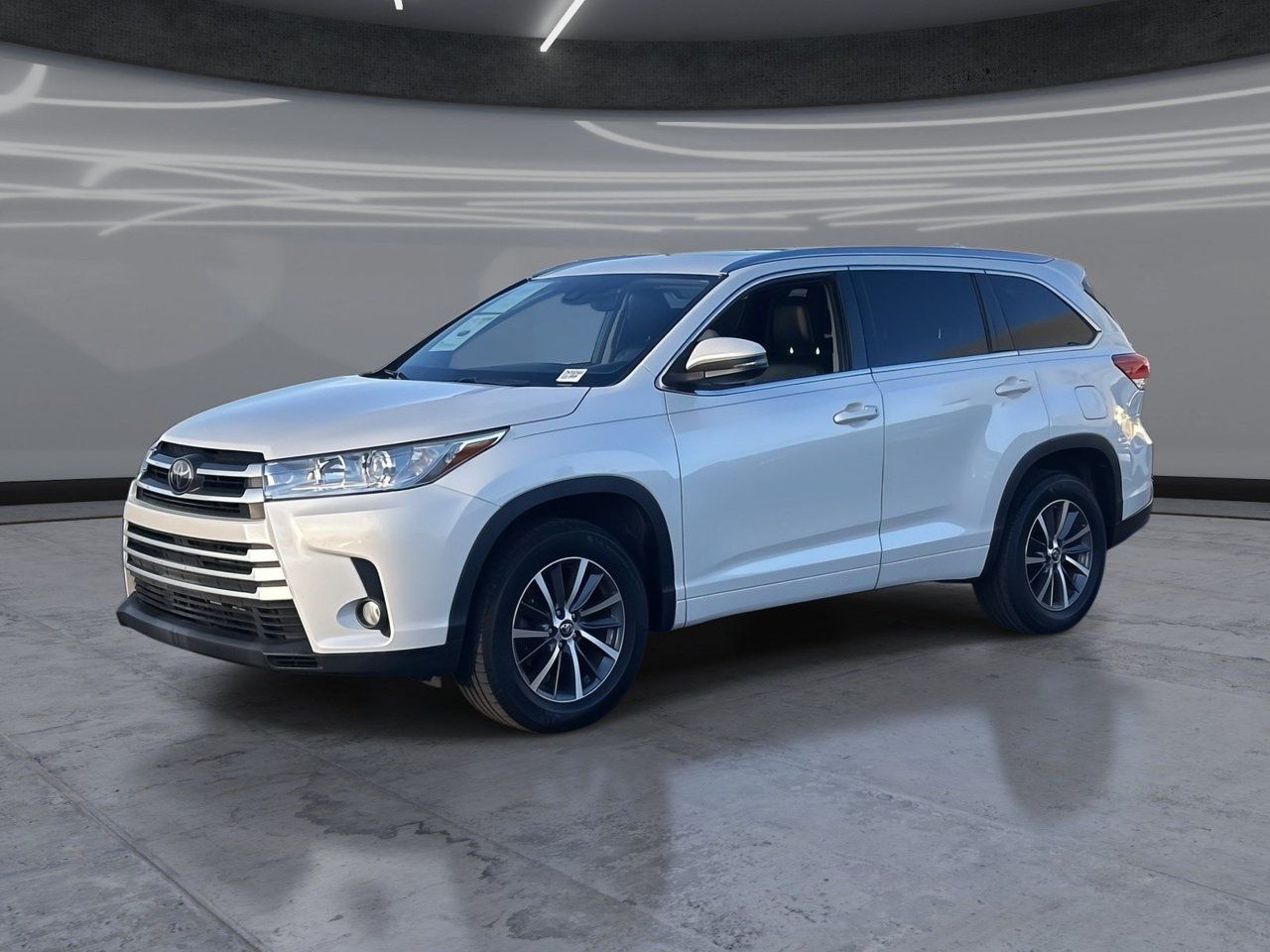 Used 2018 Toyota Highlander XLE FWD image 1