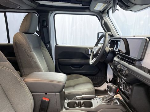 Certified 2025 Jeep Wrangler Sahara w/ Safety Group image 31