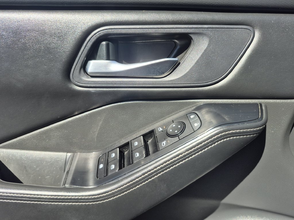 Used 2024 Nissan Rogue SV AWD/4WD image 8