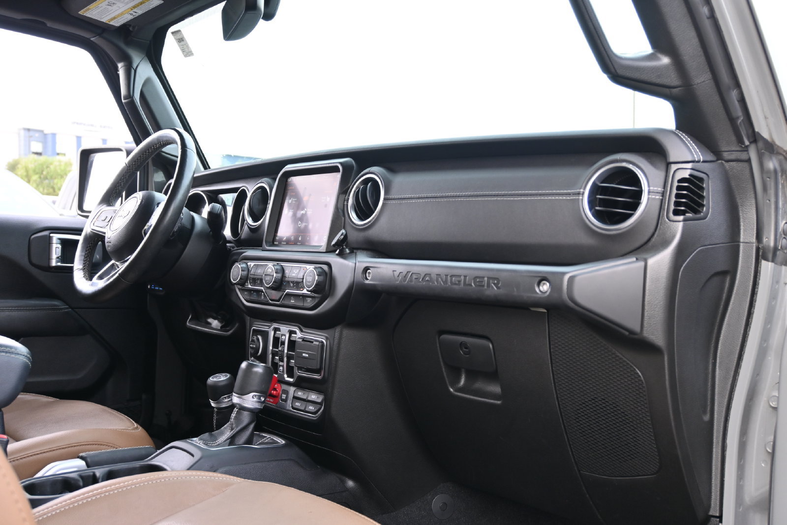 Used 2022 Jeep Wrangler Unlimited Rubicon 4xe w/ Cold Weather Group AWD/4WD image 25