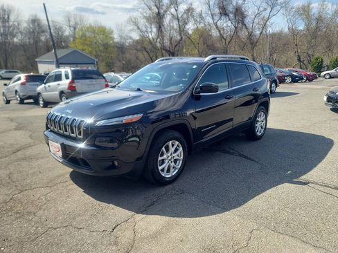 Used 2018 Jeep Cherokee Latitude Plus w/ Cold Weather Group AWD/4WD image 4
