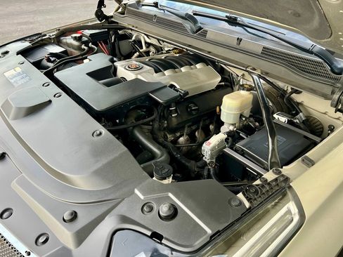 Used 2015 Cadillac Escalade Luxury image 12