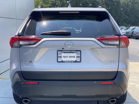 Used 2019 Toyota RAV4 XLE w/ Convenience Package FWD image 5