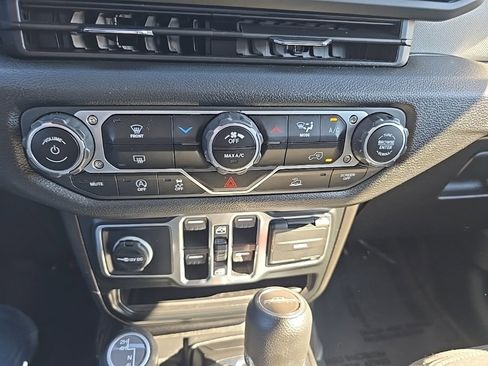 Certified 2024 Jeep Gladiator Sport image 29