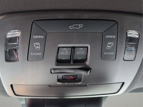 Used 2024 Toyota Sienna XLE FWD image 18
