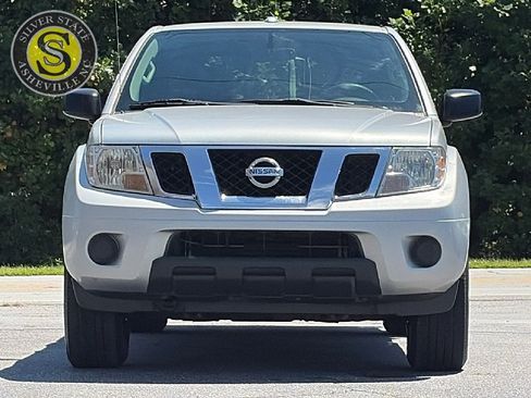 Used 2015 Nissan Frontier SV AWD/4WD image 2