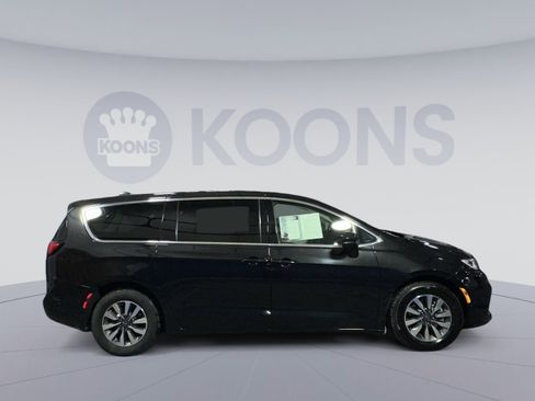 Used 2022 Chrysler Pacifica Touring-L w/ Uconnect Theater Family Group image 8