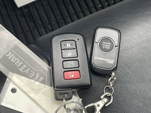 Used 2019 Toyota Highlander XLE image 37