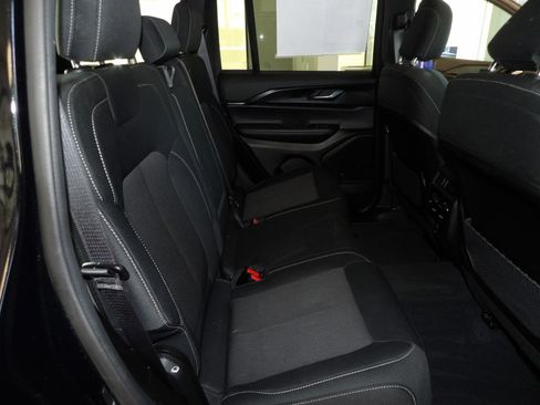 Used 2025 Jeep Grand Cherokee Laredo X w/ Luxury Tech Group I image 18