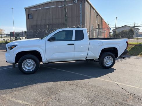 Used 2024 Toyota Tacoma SR image 4