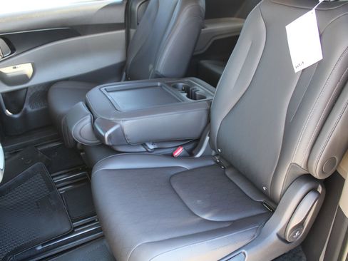 New 2026 Kia Carnival FWD image 18