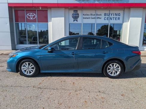 Used 2026 Toyota Camry LE w/ Convenience Package FWD image 4