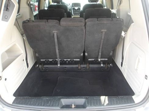 Used 2014 Chrysler Town & Country Touring FWD image 17